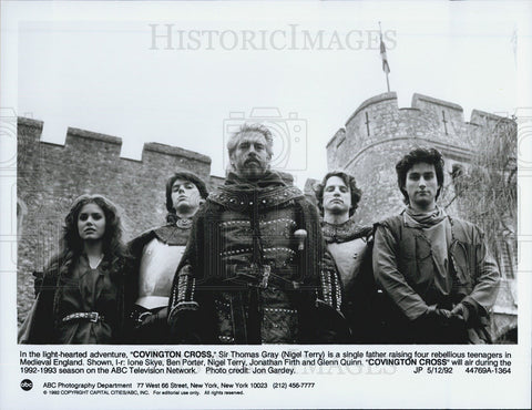 1992 Press Photo Nigel Terry and Glenn Quinn in Covington Cross - Historic Images