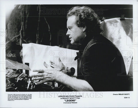 1985 Press Photo Director Ridley Scott is pictured on set of the movie "Legend." - Historic Images