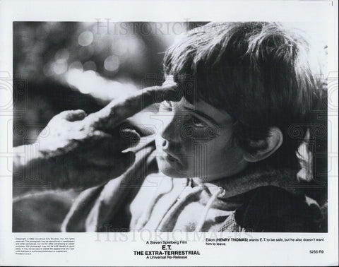 1982 Press Photo Henry Thomas with E. T. in "E. T. - The Extra-Terrestrial" - Historic Images