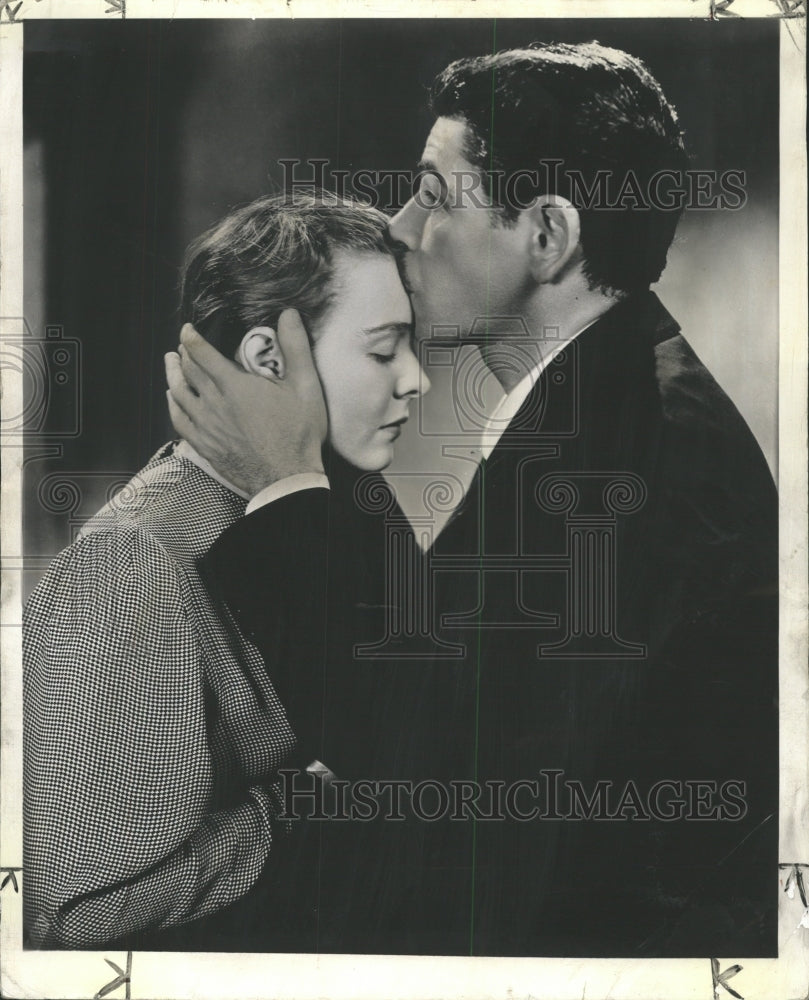 1940 Press Photo Paul Muni Contrive Kiss Future Fight Rrw Historic Images