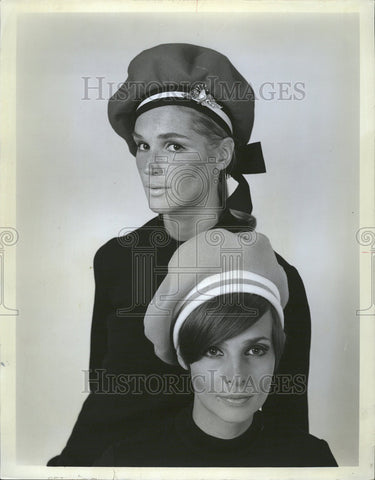 1967 Press Photo Adolfo fling Highlander berets insignia model scarlet black - Historic Images