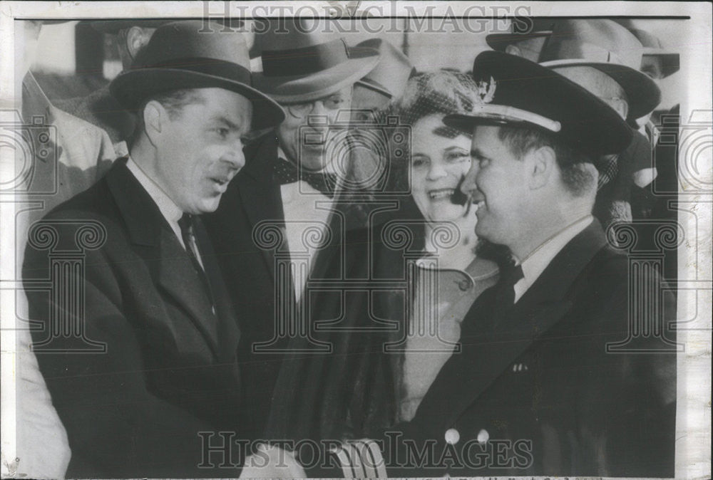 1954 Press Photo Mayor Richard C. Lee Captain Henrik Kurt Carlsen Flyi ...