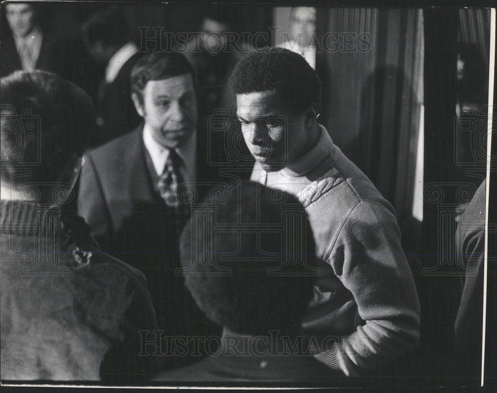 1972 Press Photo Gale Sayers Juvenile Court Cook County Sheriff