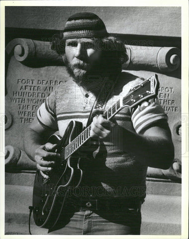 1985 Press Photo James  Dobiela " Howling Wolf"  playing guitar - Historic Images