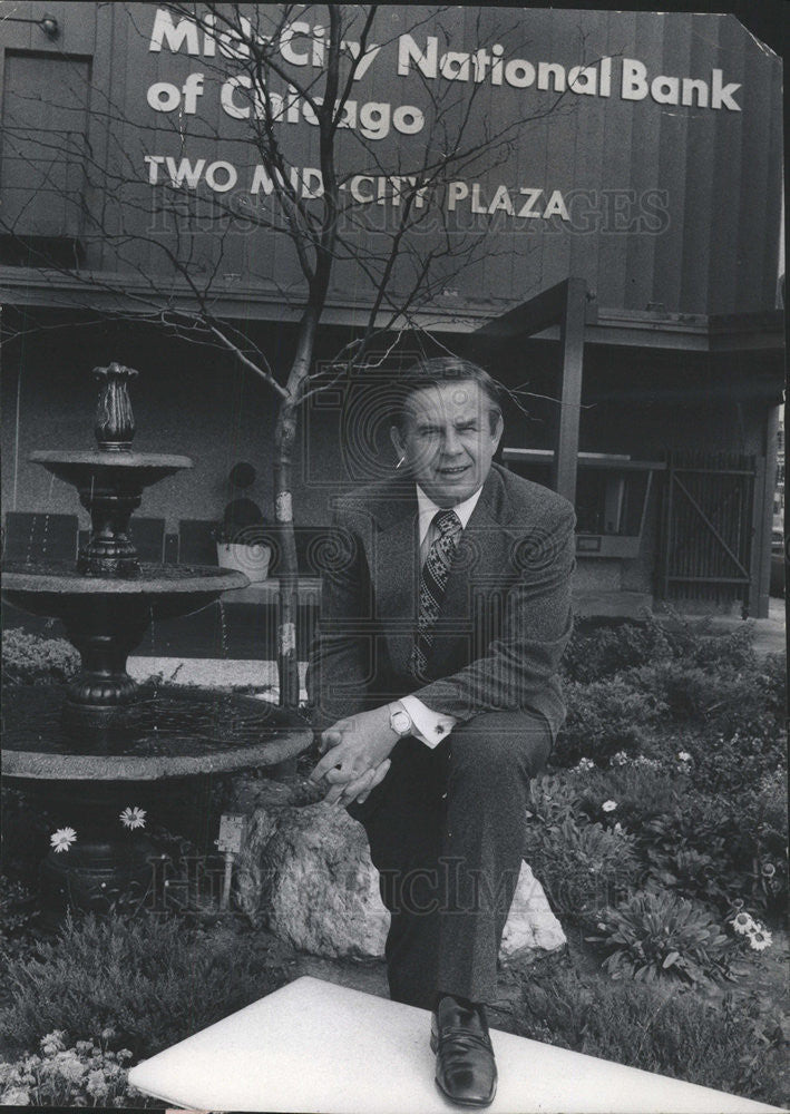 1975 Press Photo Mid City National Bank S Kenneth Skopec In Chicago Historic Images