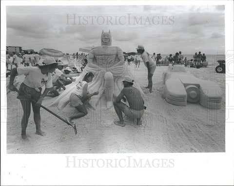 1989 Press Photo Meredity Messmer finishes  Batman sculpture. - Historic Images