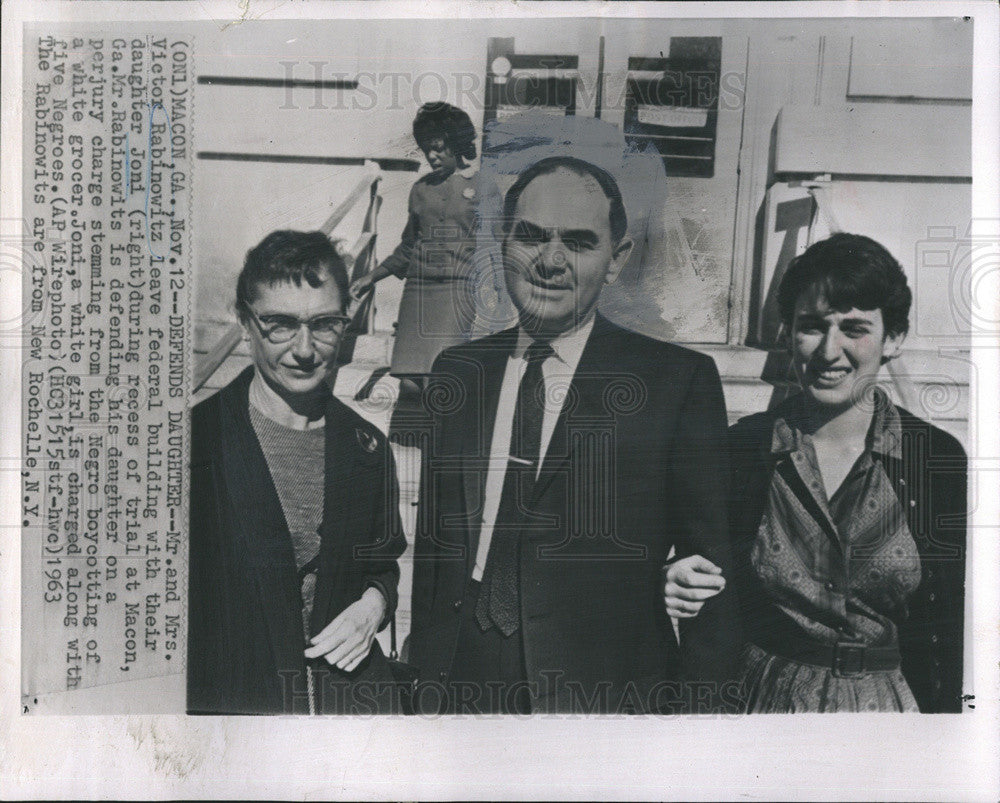 1967 Press Photo Mr. and Mrs. Victor Rabinowitz Leave Federal Bldg Tri ...