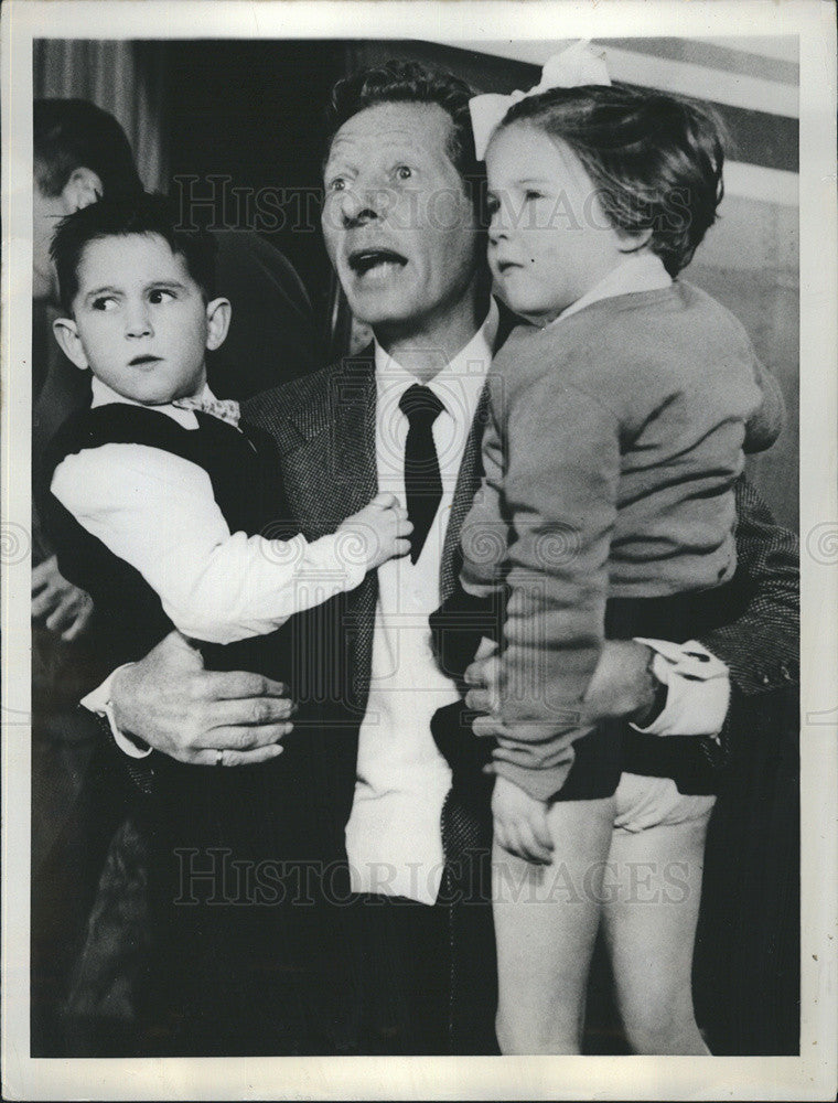 1956 Press Photo Film Actor Danny Kaye Holding Italian Children Charit ...