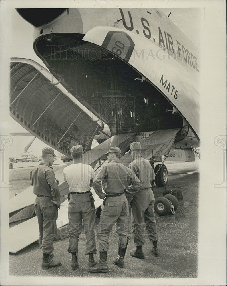 Us Air Force Loading Supplies To A Us Cargo Plane 1965 Vintage Press Photo Print Historic Images