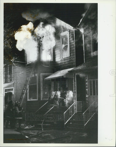 1983 Press Photo Firefighters Enter Inferno Of Burning Home In Chicago - Historic Images