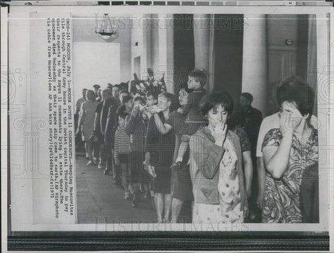 1971 Press Photo Weeping Muscovites mourning the lost of the Soyuz 11 cosmonauts - Historic Images