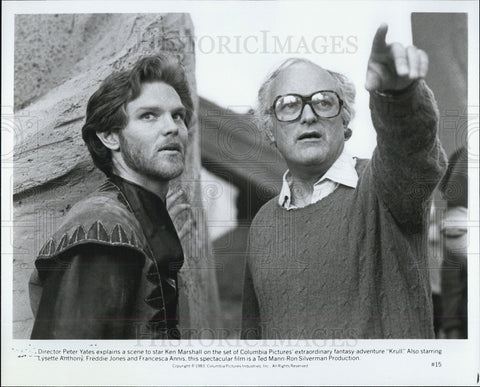 1983 Press Photo Director Peter Yates discussing a scene with Ken Marshall - Historic Images