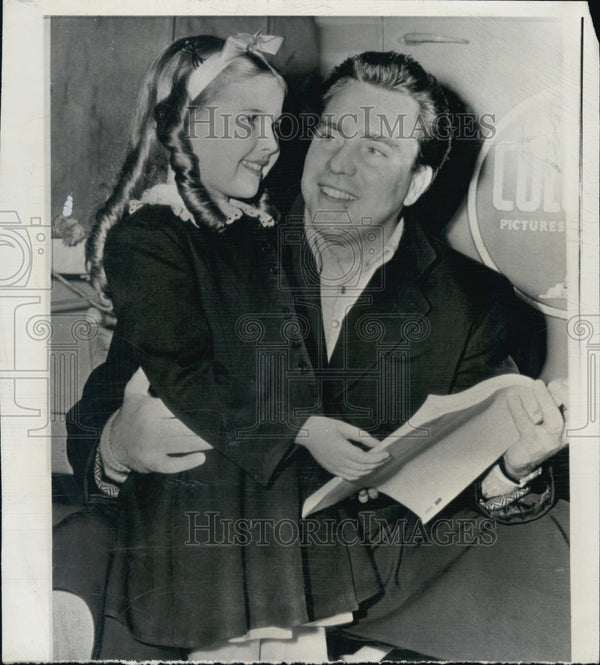 1950 Lora Lee Michel Checks Script With Actor Edmond O'Brien - Historic  Images
