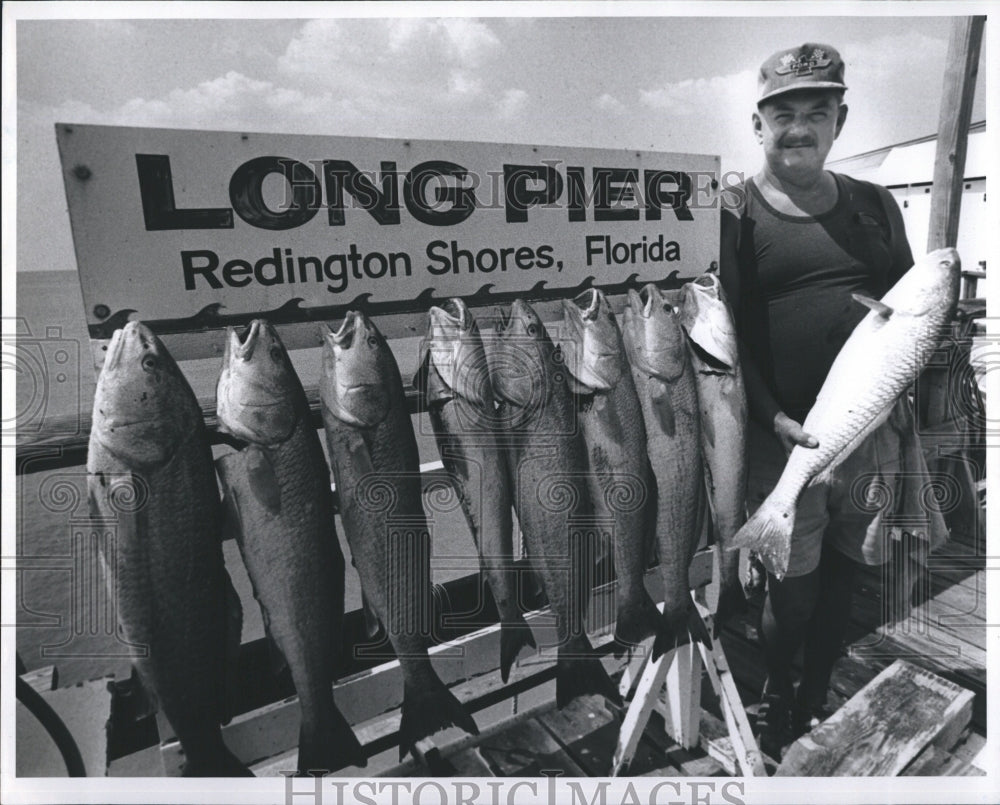 1979 Press Photo Fishing License needed for fishing in Chicago lakefront