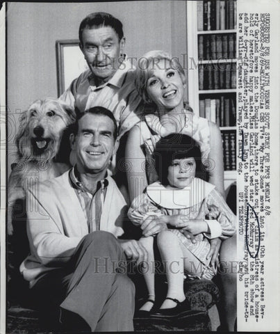 1969 Press Photo Stars of "My Three Sons" Fred McMurray with Beverly Garland - Historic Images