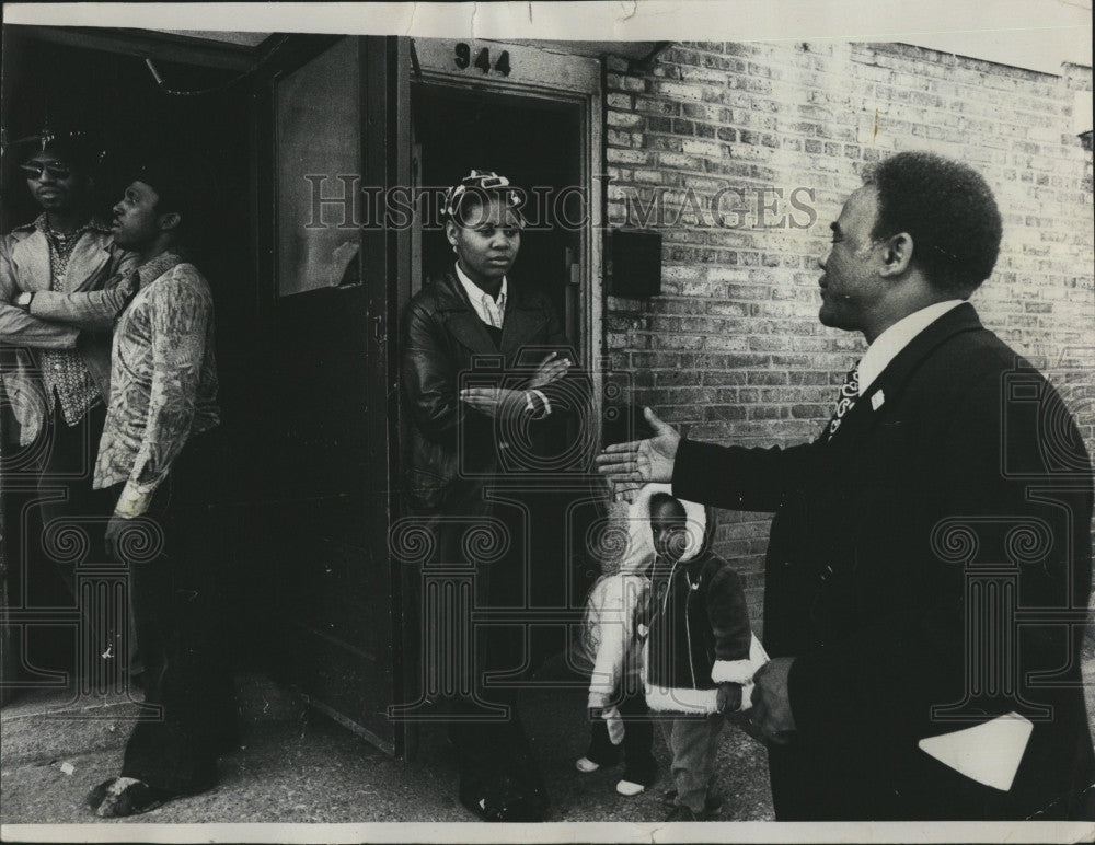 Senator Harold Washington At Cabrini Green In Chicago 1977 Vintage Press Photo Print Historic Images