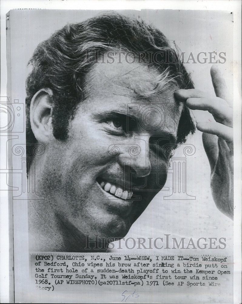 1971 Press Photo Tom Weiskopf Wipes His Brow After Sinking A