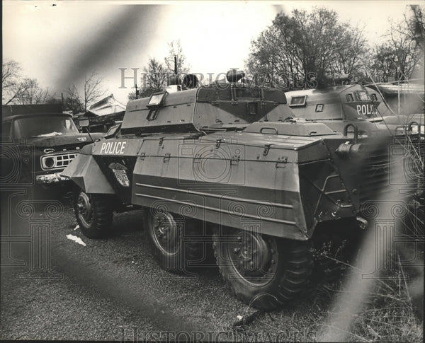 1983 Press Photo Alabama-Birmingham Police riot tanks amid disabled eq ...