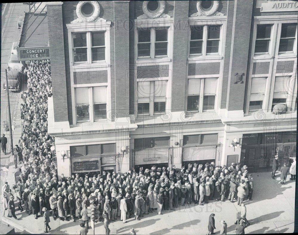 1957 Chicago, Illinois Line for New 1958 License Plates Press Photo