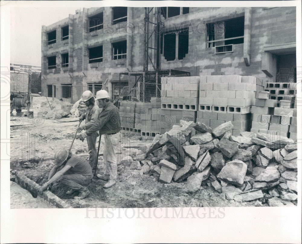 1972 St. Petersburg, Florida Fountain Resident Hotel Construction Press Photo