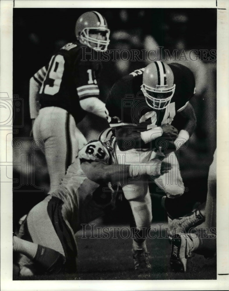 1990 Press Photo Kevin Mack (Browns) picks up 4 yards in 1st