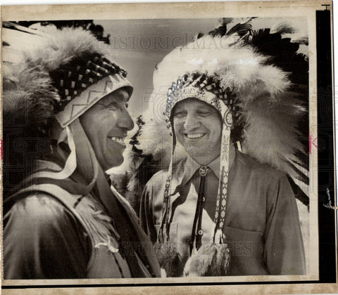 1970 Press Photo Secretary Interior Hickel Crow Indian - Historic Images