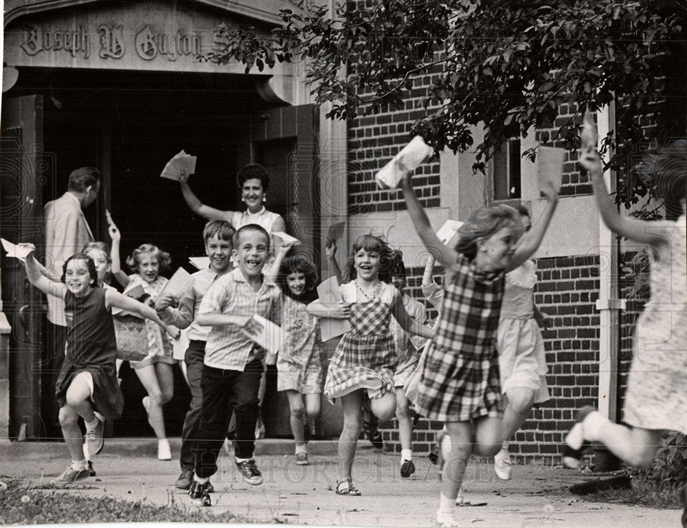 1967, SCHOOL LAST DAY SCENES | Historic Images