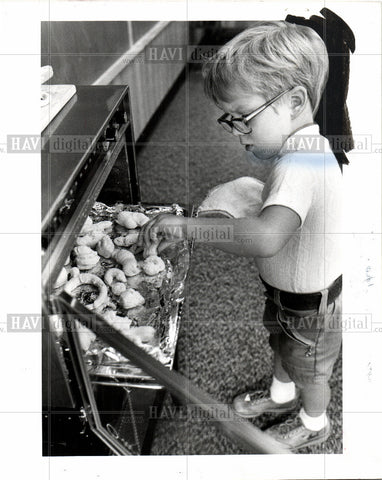 1977 Press Photo child birth human - Historic Images