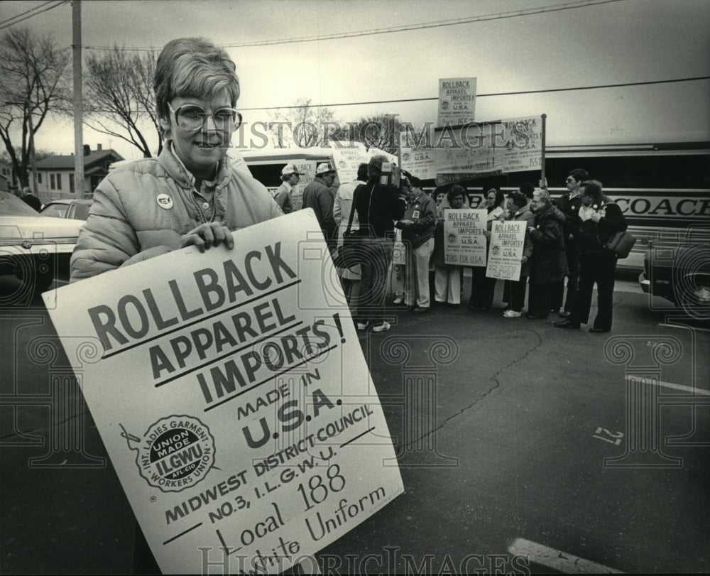 1983 Press Photo Mary Haumschild, with union members, protests apparel ...