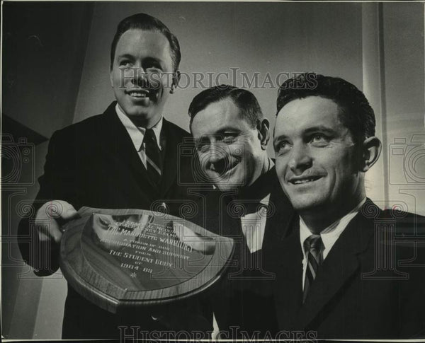 1965-press-photo-marquette-univ-basketball-coaches-get-awards-of-appr