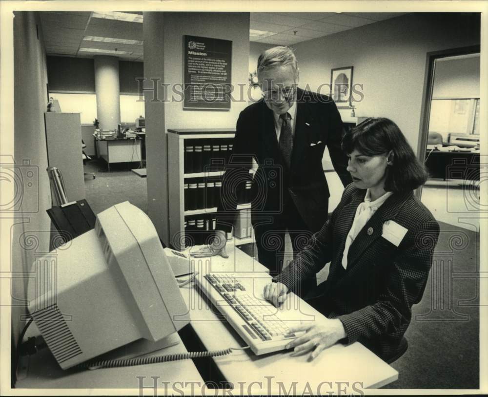 1987 Henry Reuss & Nancy Sitzberger at new IRS office in Milwaukee -  Historic Images