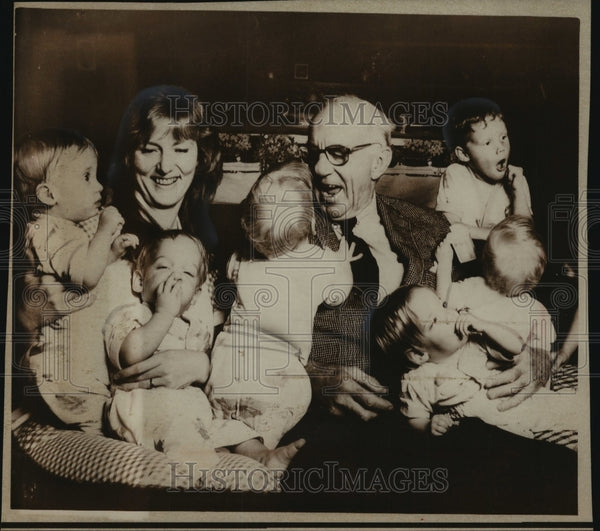 1974 Press Photo Dr. Benjamin Spock visiting Anderson quintuplets in W ...