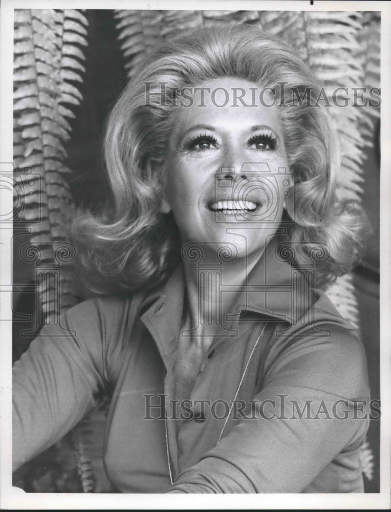 1971 Photograph of NBC-TV star Dinah Shore sings on 
