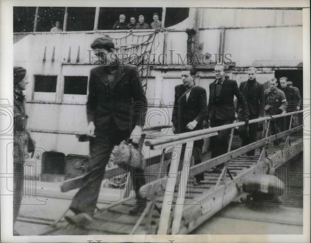 1944 England, Belgian Maquis men arrive for training - Historic Images