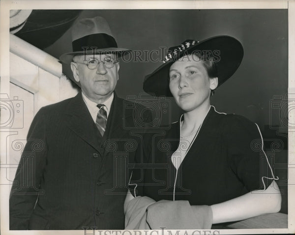 1938 Press Photo Harold Ickes, Jane Dahlman on the SS Ile De France ...