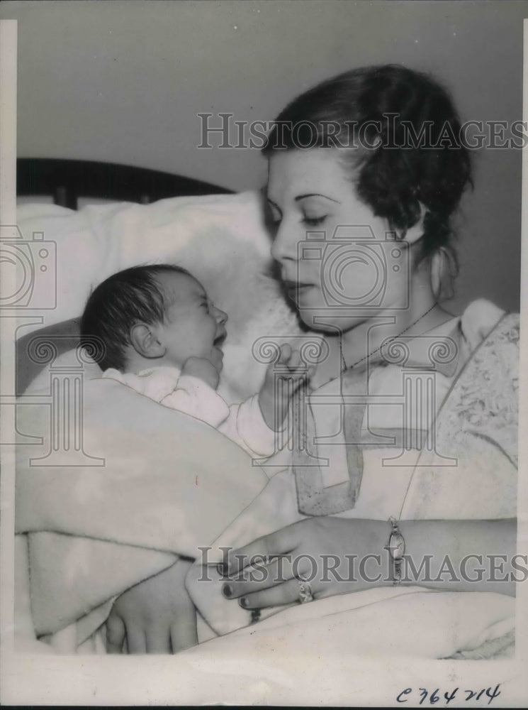 1936 Press Photo Mrs. Julian Tapel with her 