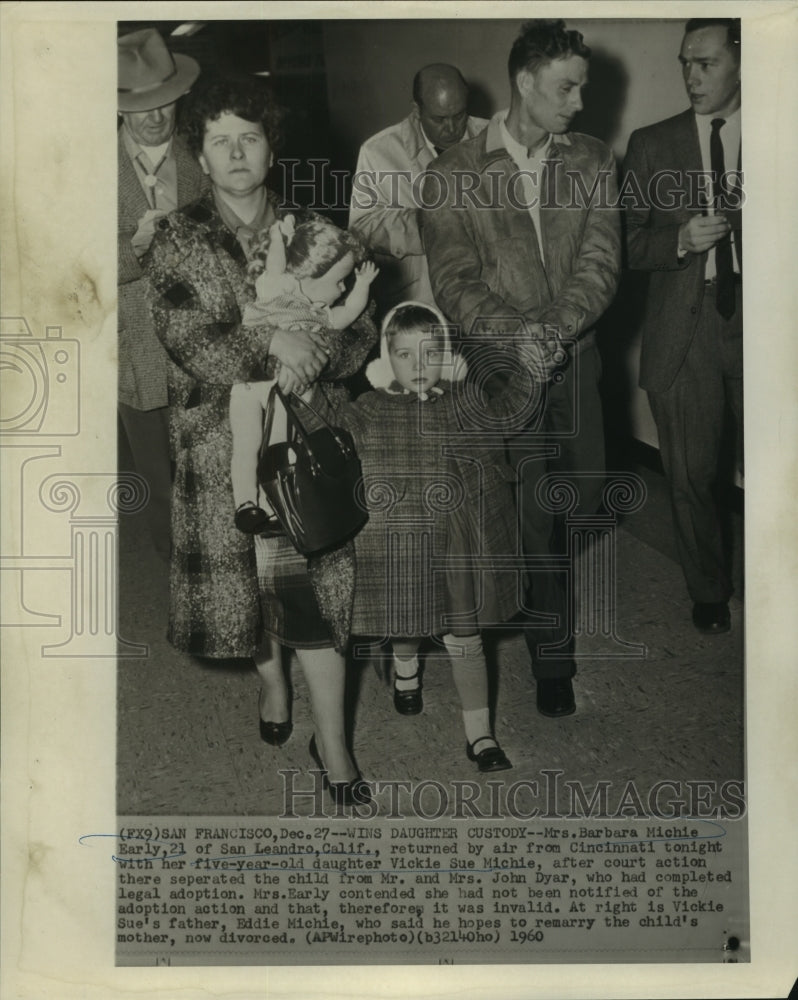 1960 Press Photo Mrs. Barbara Michie after regaining custody of her da ...