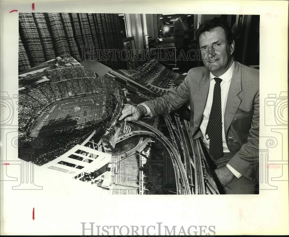 1984 Australian Publisher Kevin Weldon With City Model - Historic Images