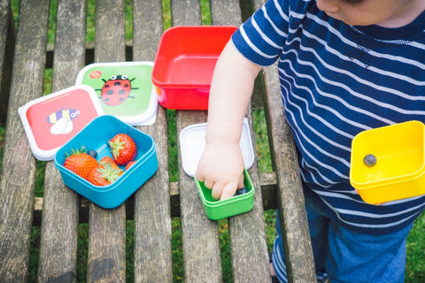 bébé découvre de nouveaux aliments