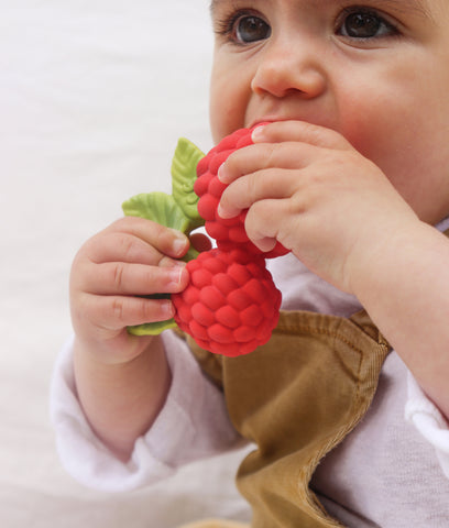 Bébé mange des fruits