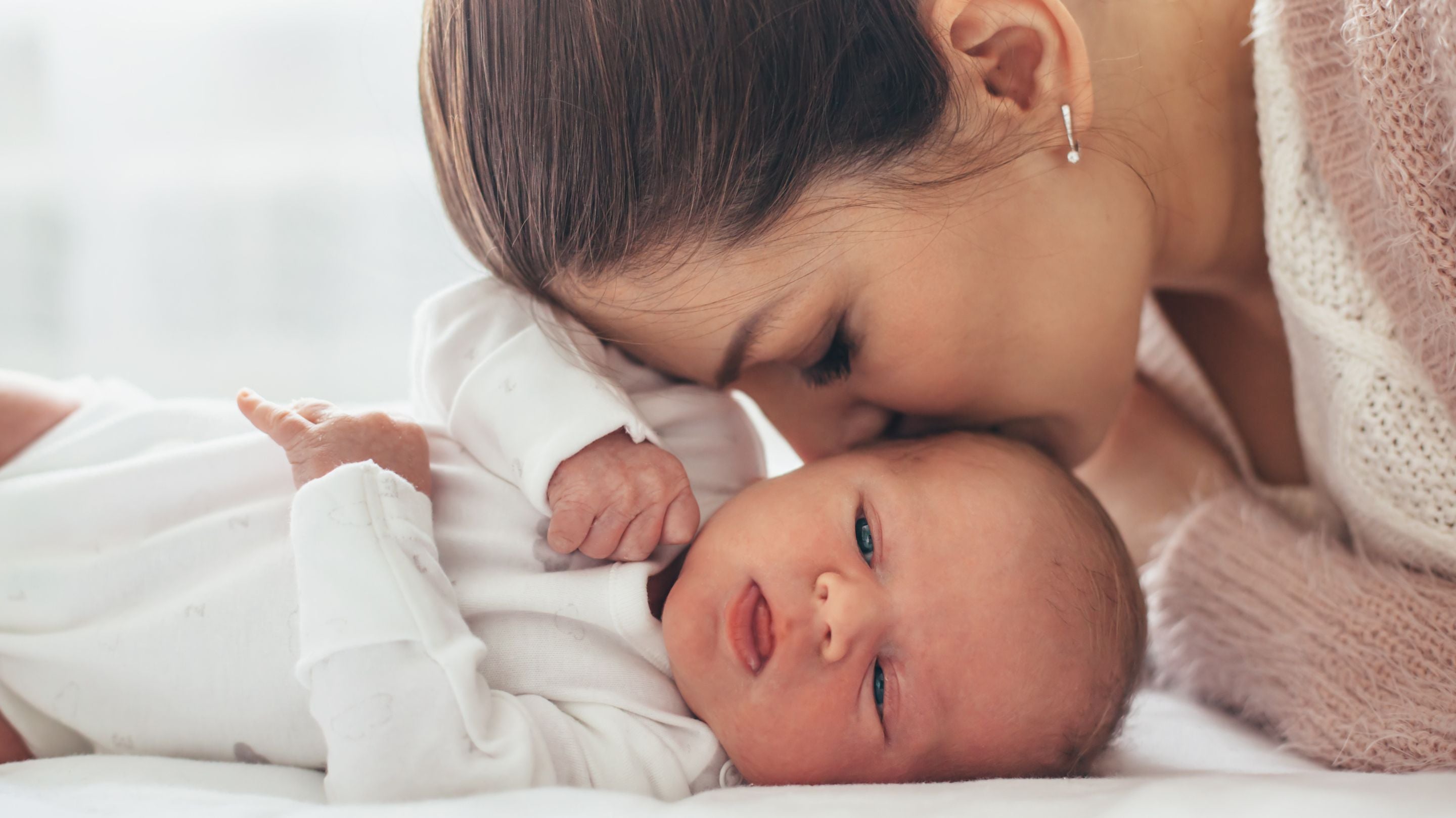 Jeune maman bisou bébé