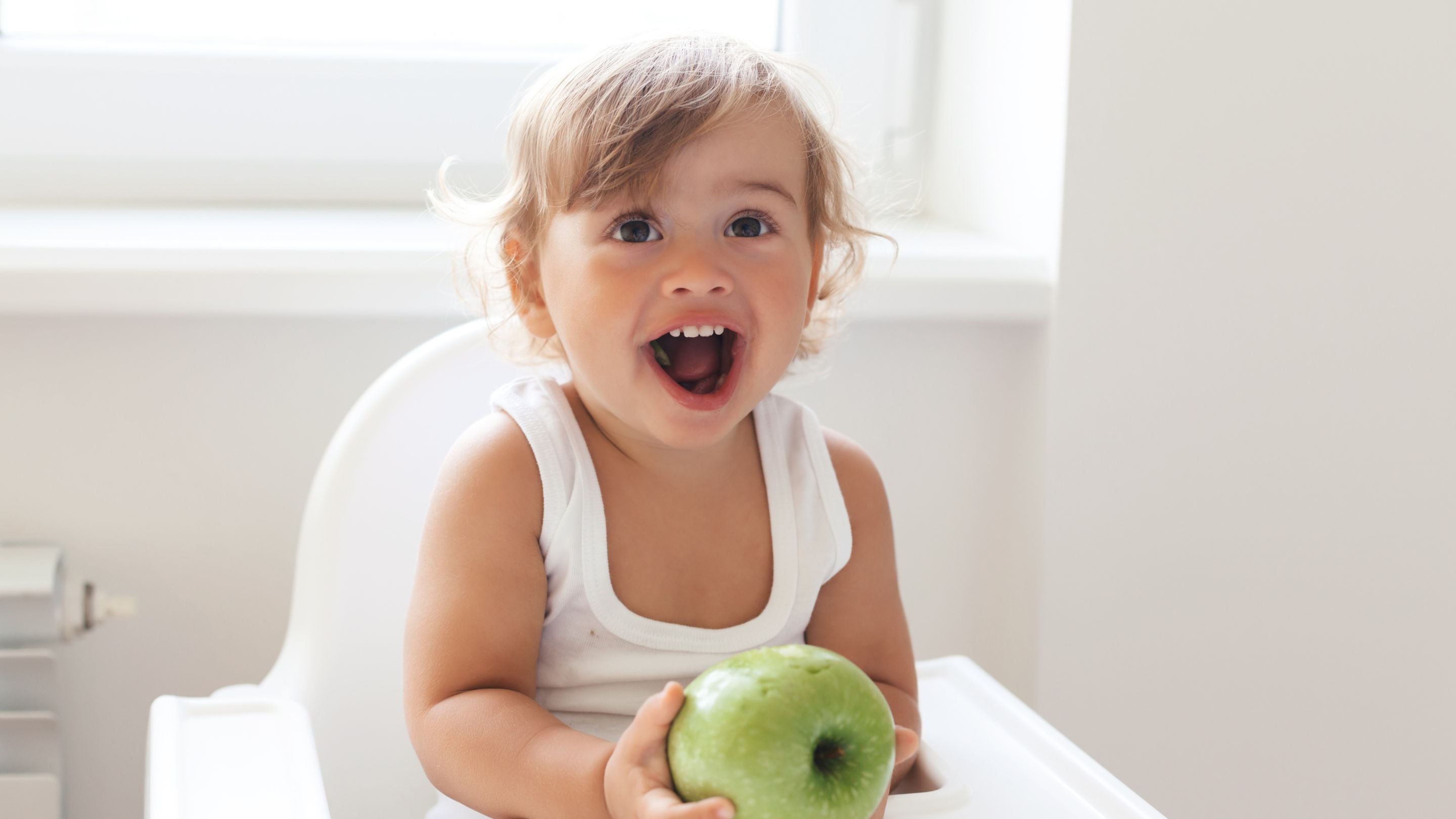 enfant 2 ans rire pomme