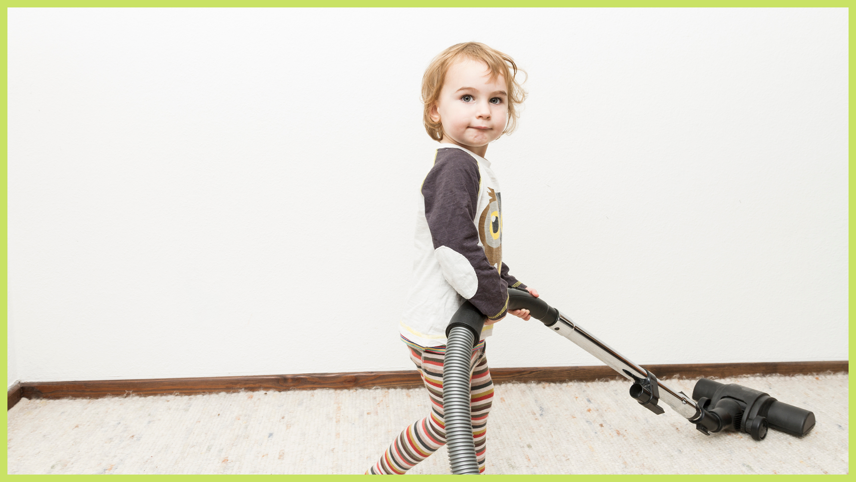 Enfant ménage aspirateur