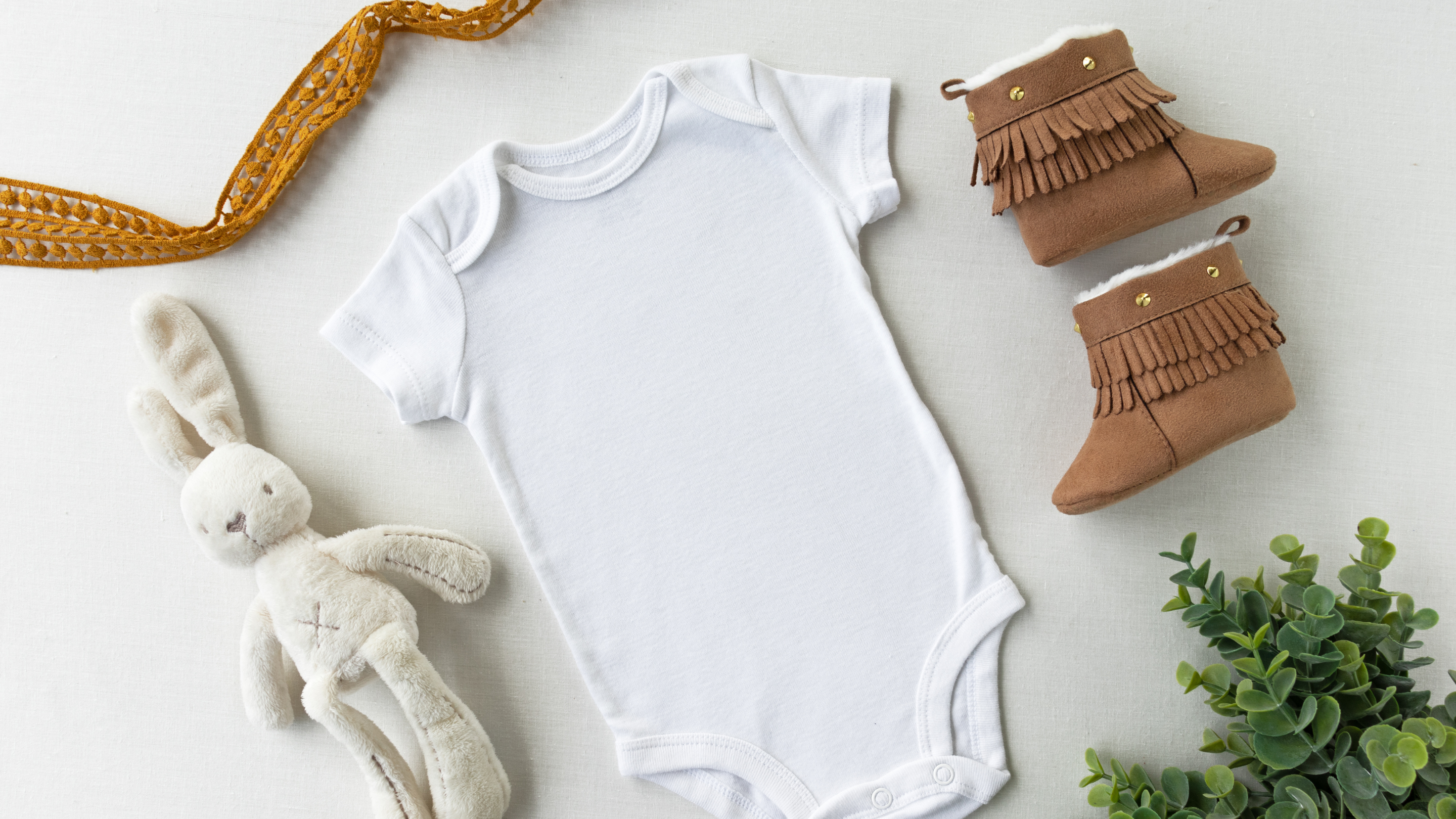 vêtements d'occasion pour bébé comme un sac, une salopette, un pantalon ou un bonnet