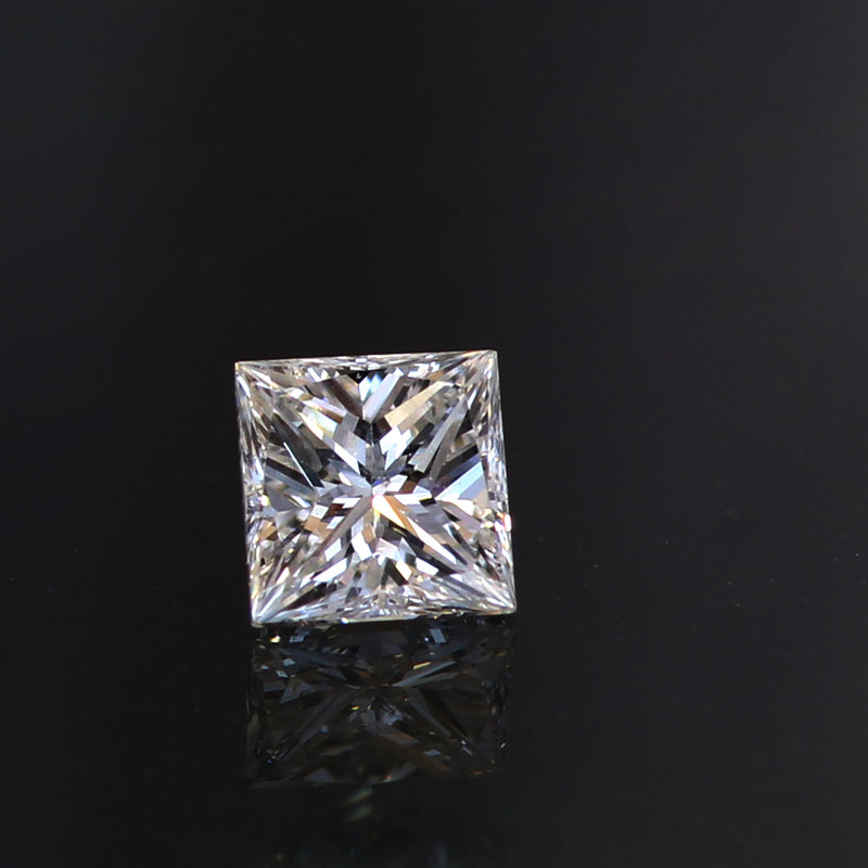 プリンセスカットダイヤモンドを4石セットしたネックレスK18YG