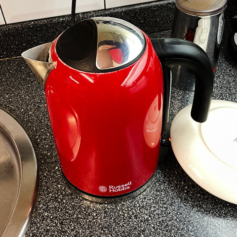 Using a saucer to keep the kettle switched on