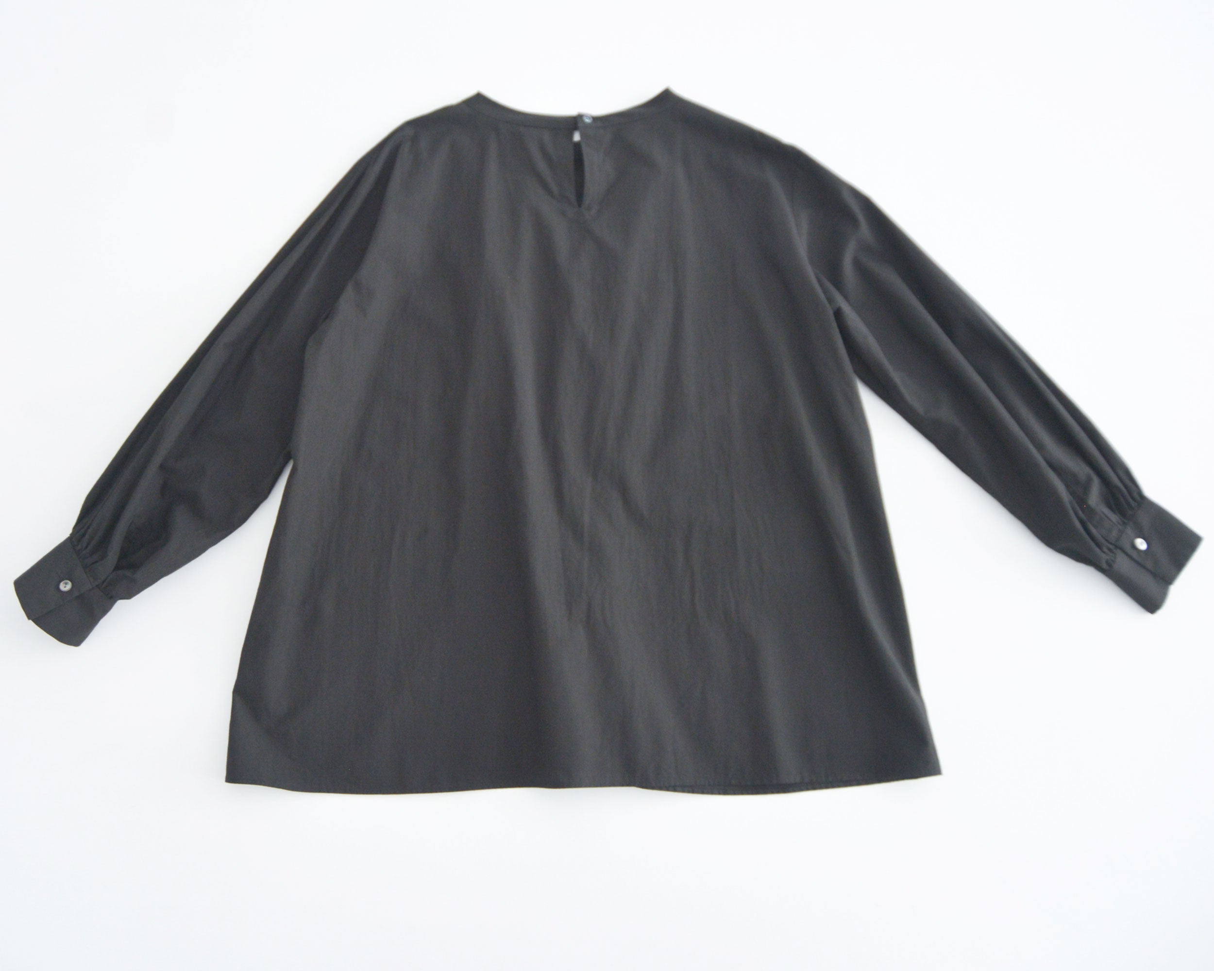 ARTS & SCIENCE／Smocking blouse boat neck (Logwood black ...