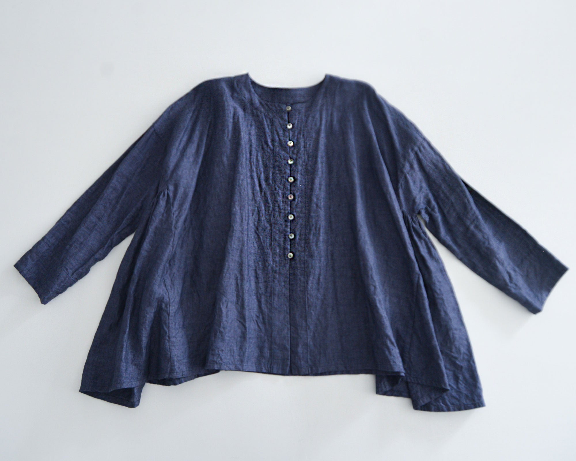 ARTS & SCIENCE／Front open side gather blouse (blue navy