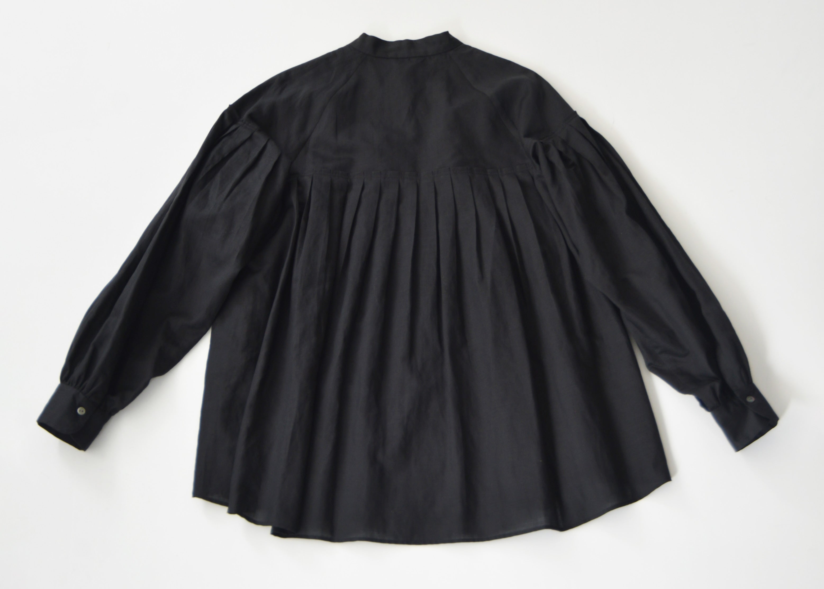 ARTS & SCIENCE／Front open tuck yoke blouse（Black） – LABORATORIO