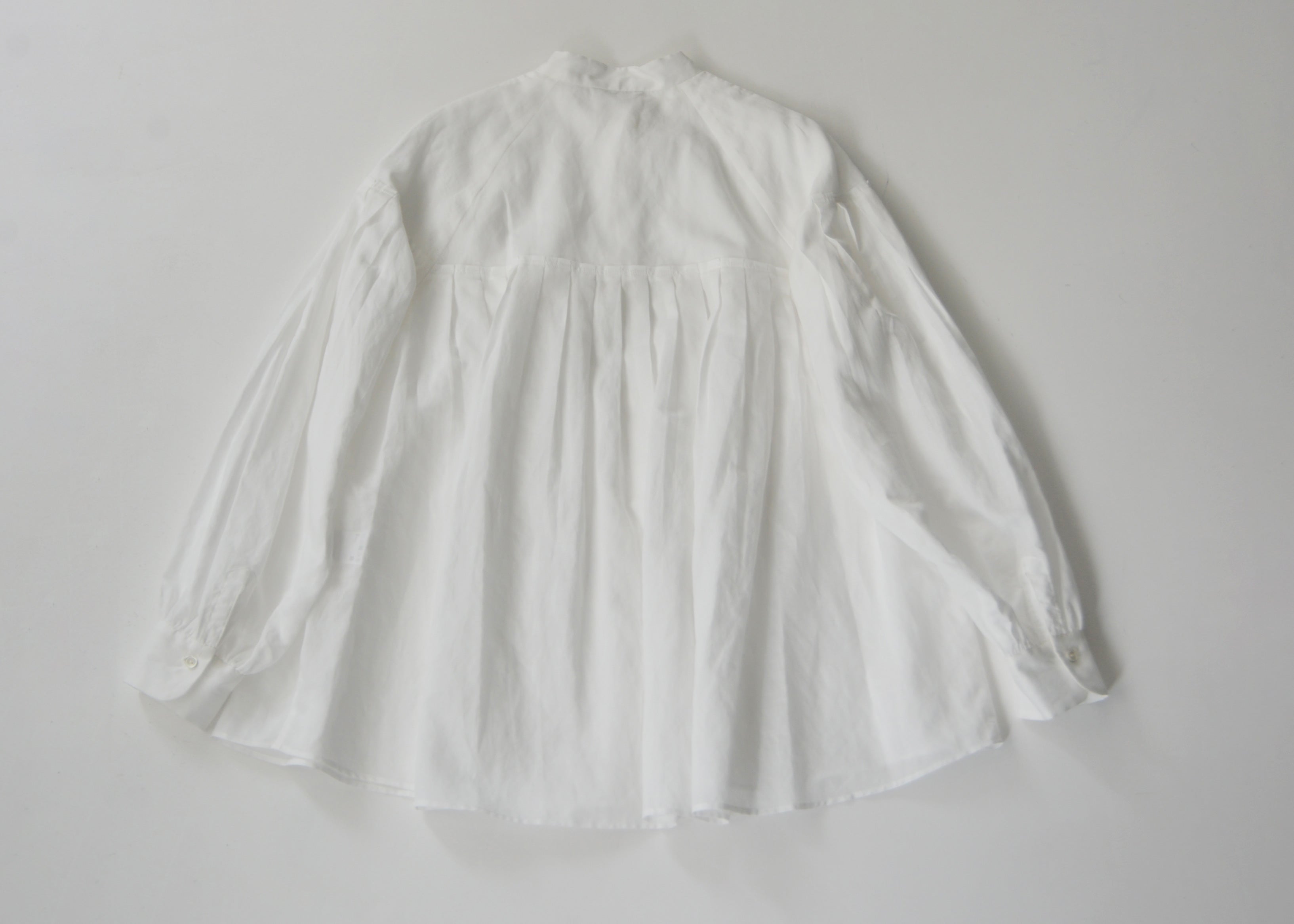 ARTS & SCIENCE／Front open tuck yoke blouse（Off white） – LABORATORIO